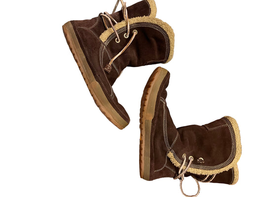 Size 6 Timberland brown suede leather ankle boot with sheep shearling lining