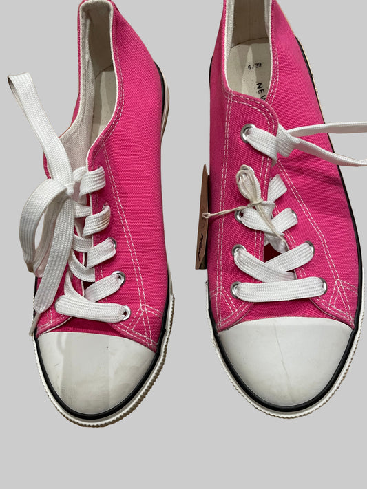 Size 6 brand new Pink deck shoes by New Look
