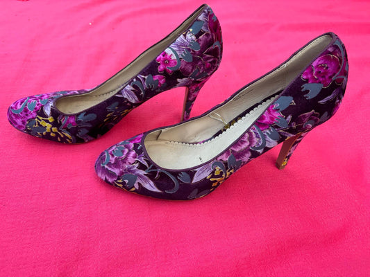 Size 7 floral velveteen heels